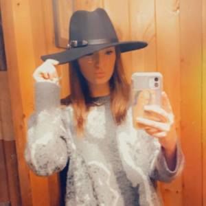 Meet your Posher, Caroline